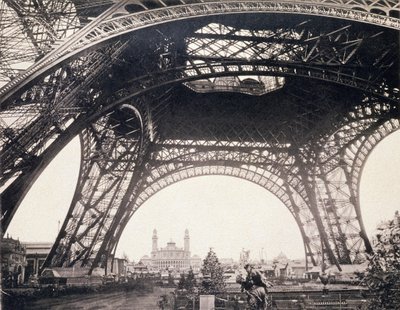 Sotto la Torre Eiffel, prima di salire, dall